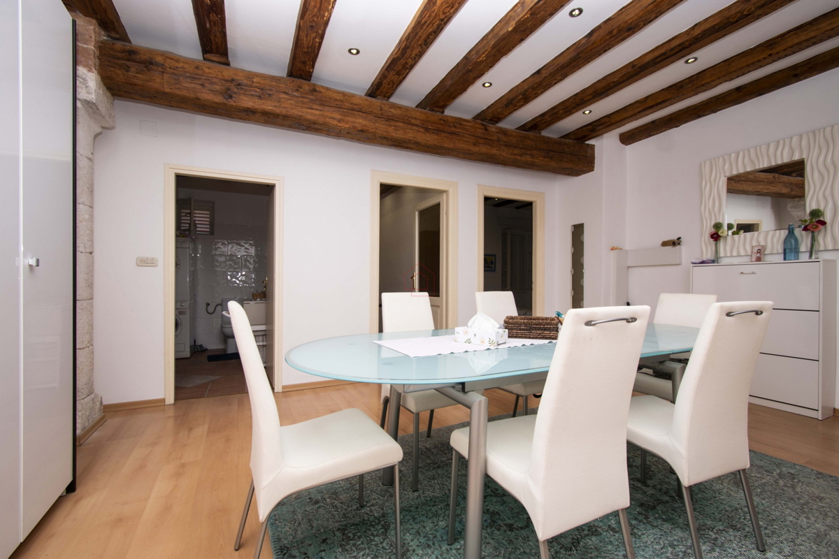 Čudovito urejeno in prostorno stanovanje v prvi vrsti ob morju v Šibeniku