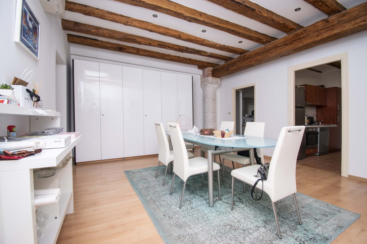 Čudovito urejeno in prostorno stanovanje v prvi vrsti ob morju v Šibeniku