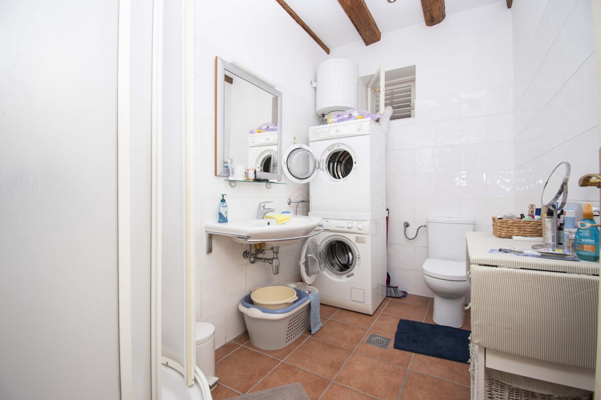 Čudovito urejeno in prostorno stanovanje v prvi vrsti ob morju v Šibeniku