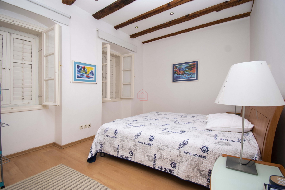 Čudovito urejeno in prostorno stanovanje v prvi vrsti ob morju v Šibeniku