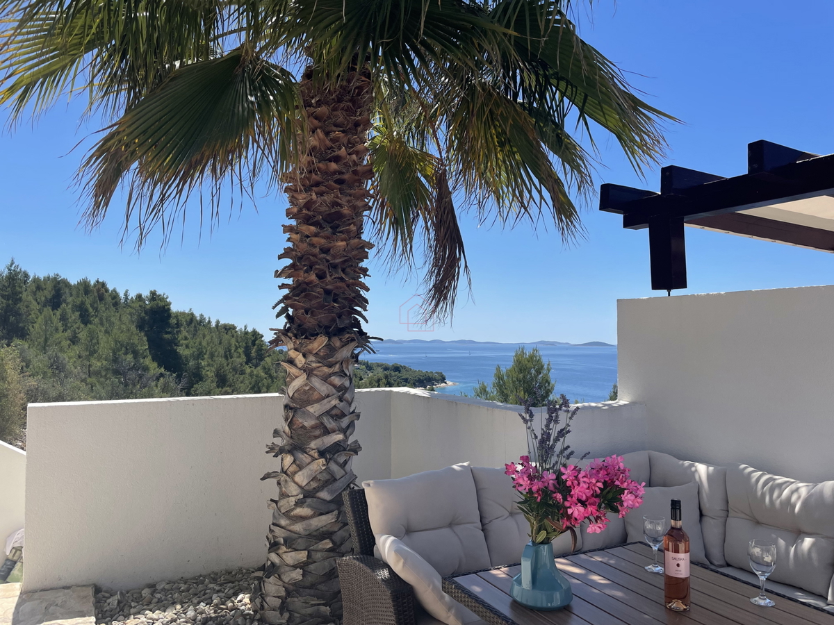 2 prekrasni stanovanji s bazenom in pogledom na morje - uveljavljen najemni posel