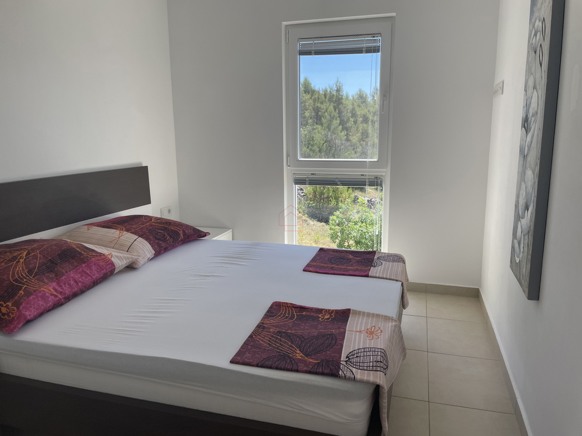 2 prekrasni stanovanji s bazenom in pogledom na morje - uveljavljen najemni posel