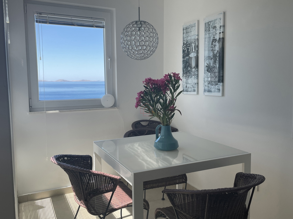 2 prekrasni stanovanji s bazenom in pogledom na morje - uveljavljen najemni posel