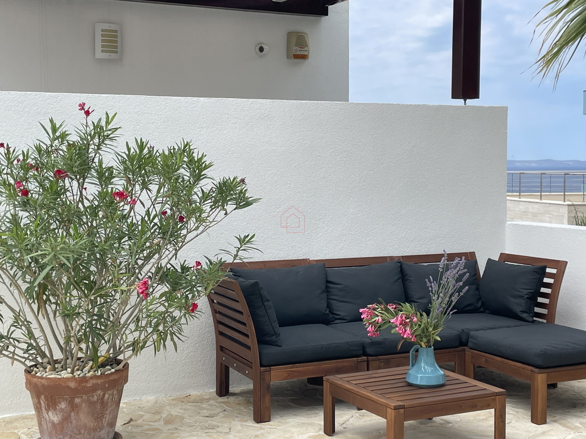 2 prekrasni stanovanji s bazenom in pogledom na morje - uveljavljen najemni posel