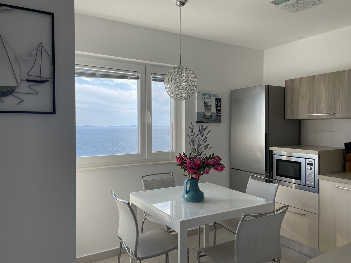 2 prekrasni stanovanji s bazenom in pogledom na morje - uveljavljen najemni posel