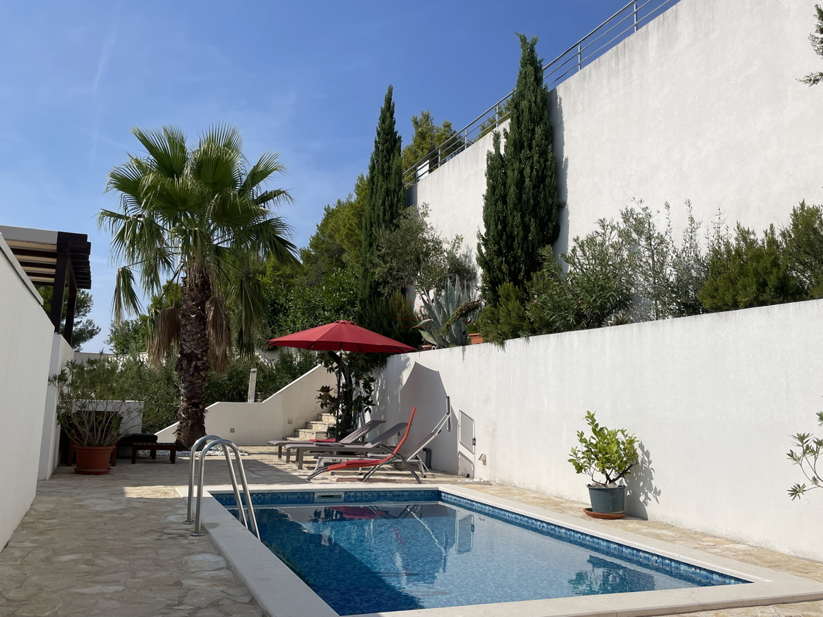 2 prekrasni stanovanji s bazenom in pogledom na morje - uveljavljen najemni posel