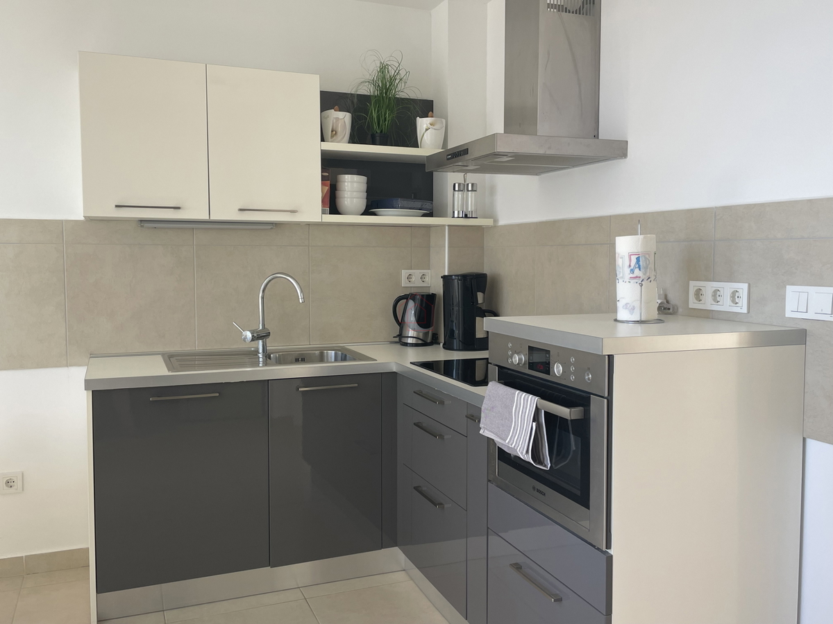 2 prekrasni stanovanji s bazenom in pogledom na morje - uveljavljen najemni posel