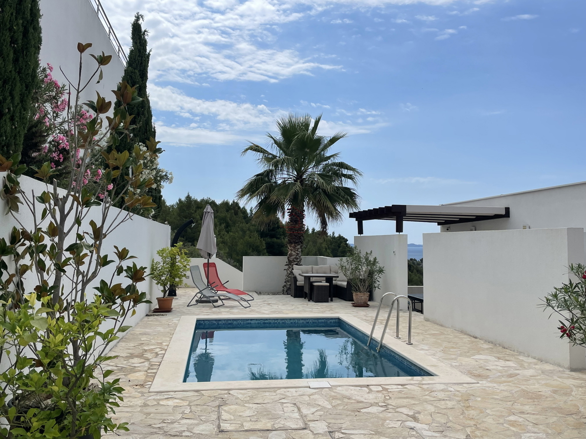 2 prekrasni stanovanji s bazenom in pogledom na morje - uveljavljen najemni posel