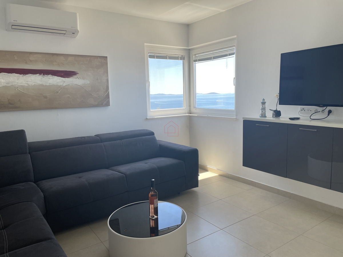 2 prekrasni stanovanji s bazenom in pogledom na morje - uveljavljen najemni posel