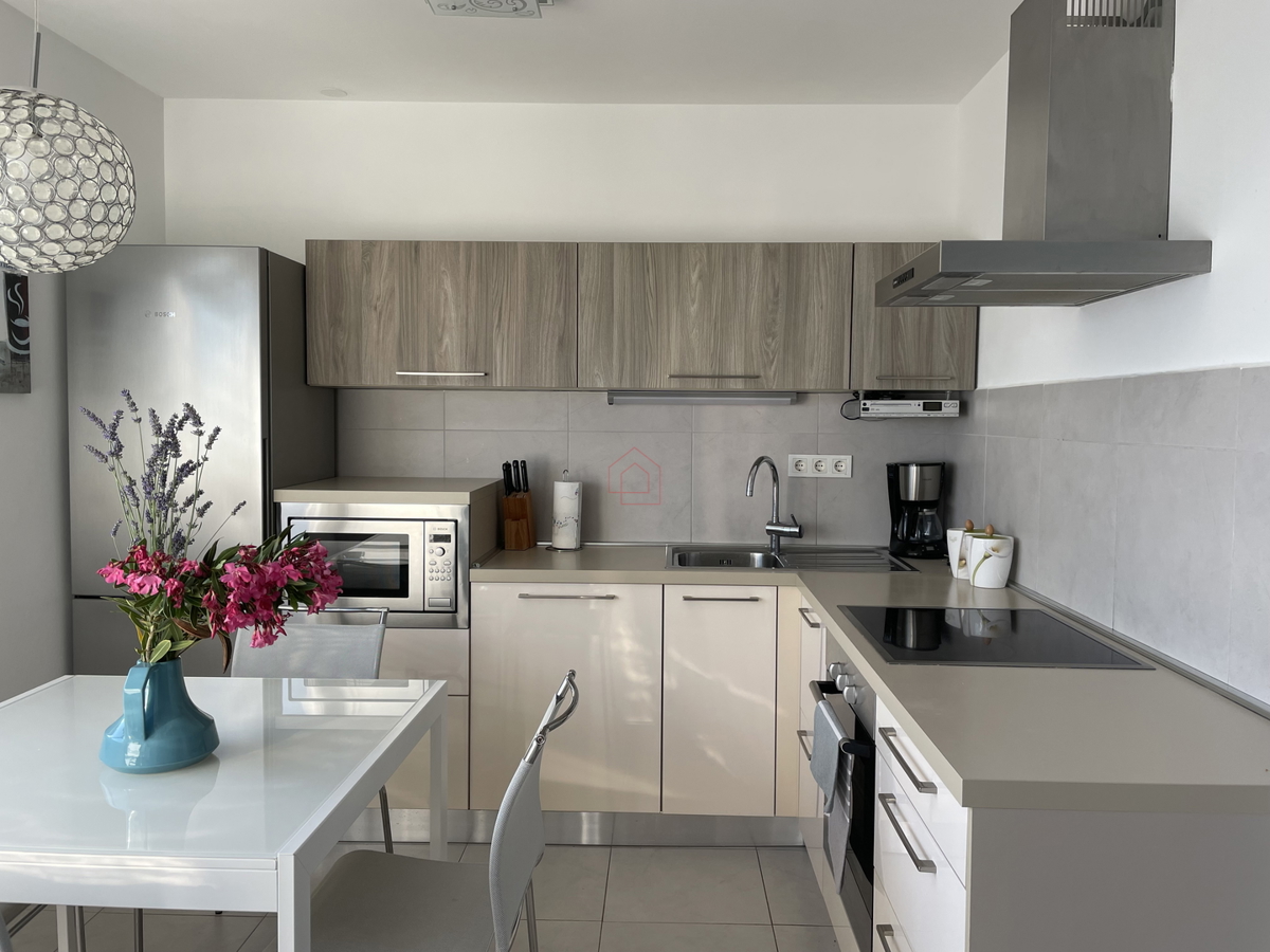 2 prekrasni stanovanji s bazenom in pogledom na morje - uveljavljen najemni posel