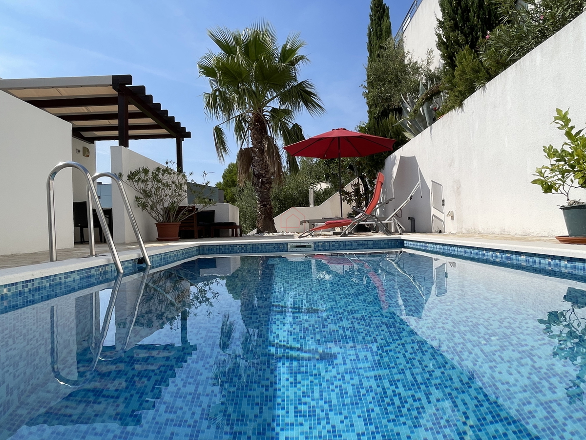 2 prekrasni stanovanji s bazenom in pogledom na morje - uveljavljen najemni posel