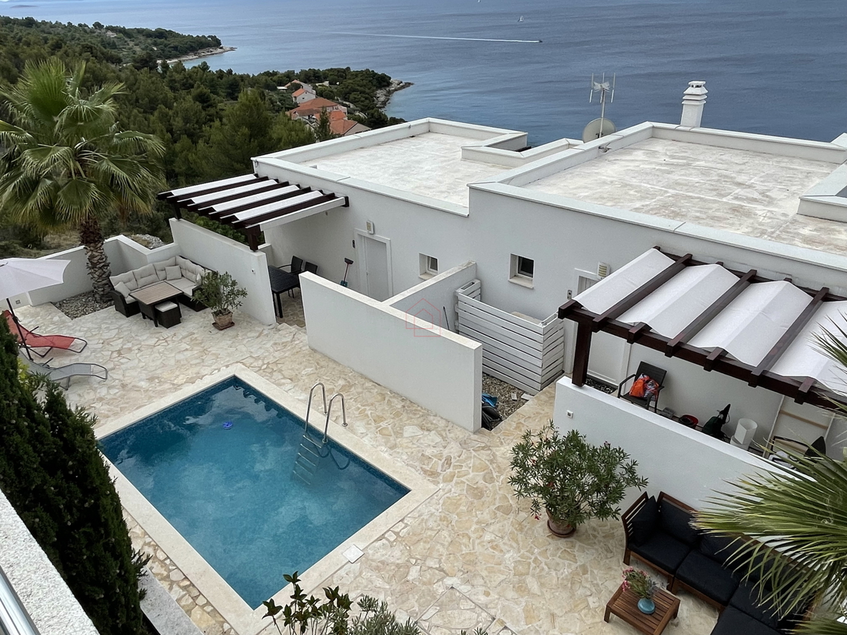 2 prekrasni stanovanji s bazenom in pogledom na morje - uveljavljen najemni posel