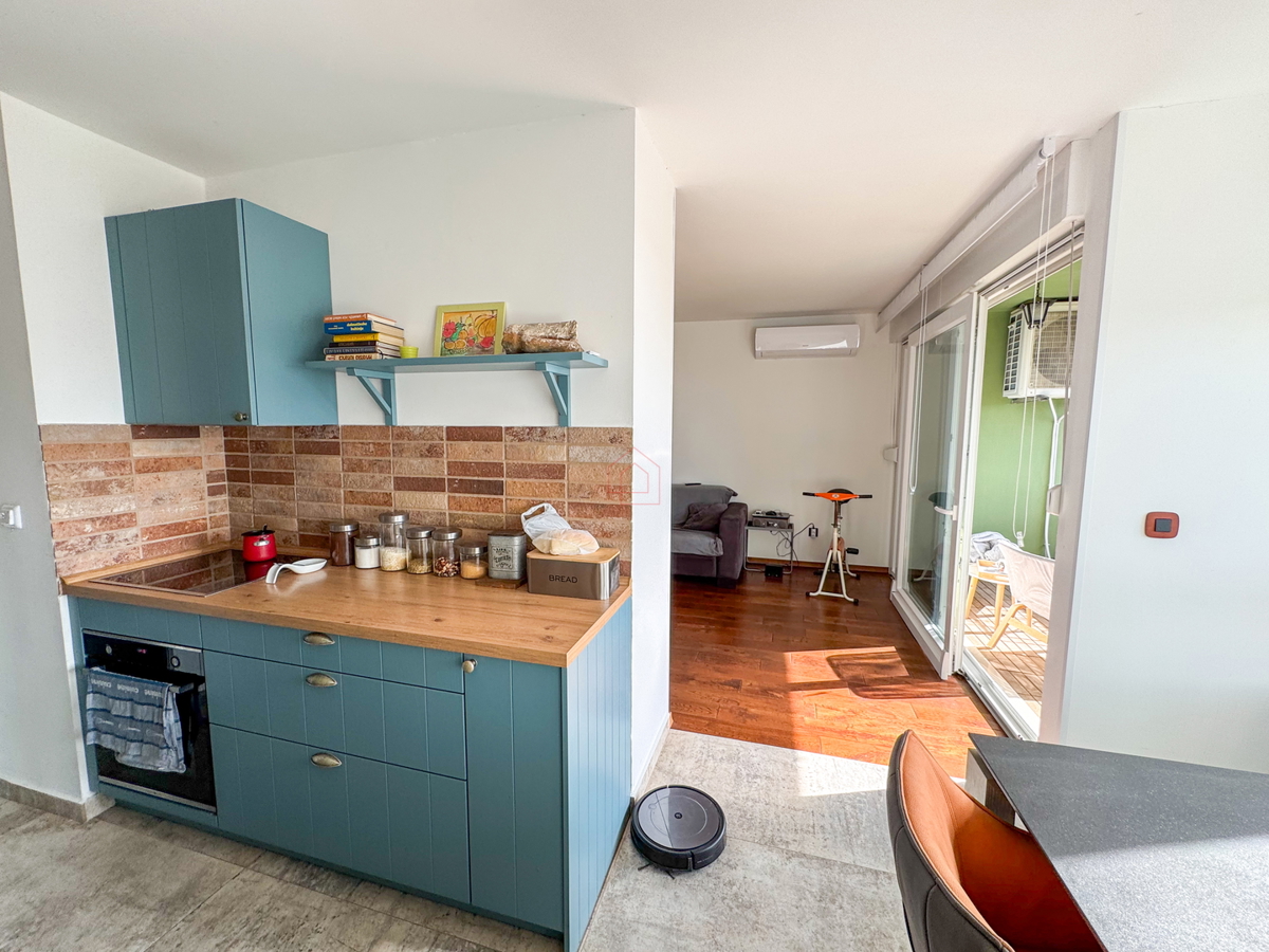 Moderno opremljeno stanovanje v Šibeniku z dvema spalnicama in pogledom na morje