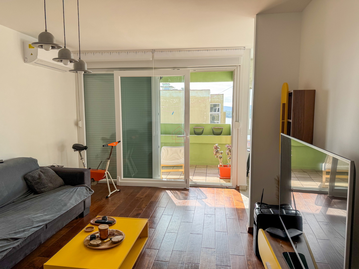 Moderno opremljeno stanovanje v Šibeniku z dvema spalnicama in pogledom na morje