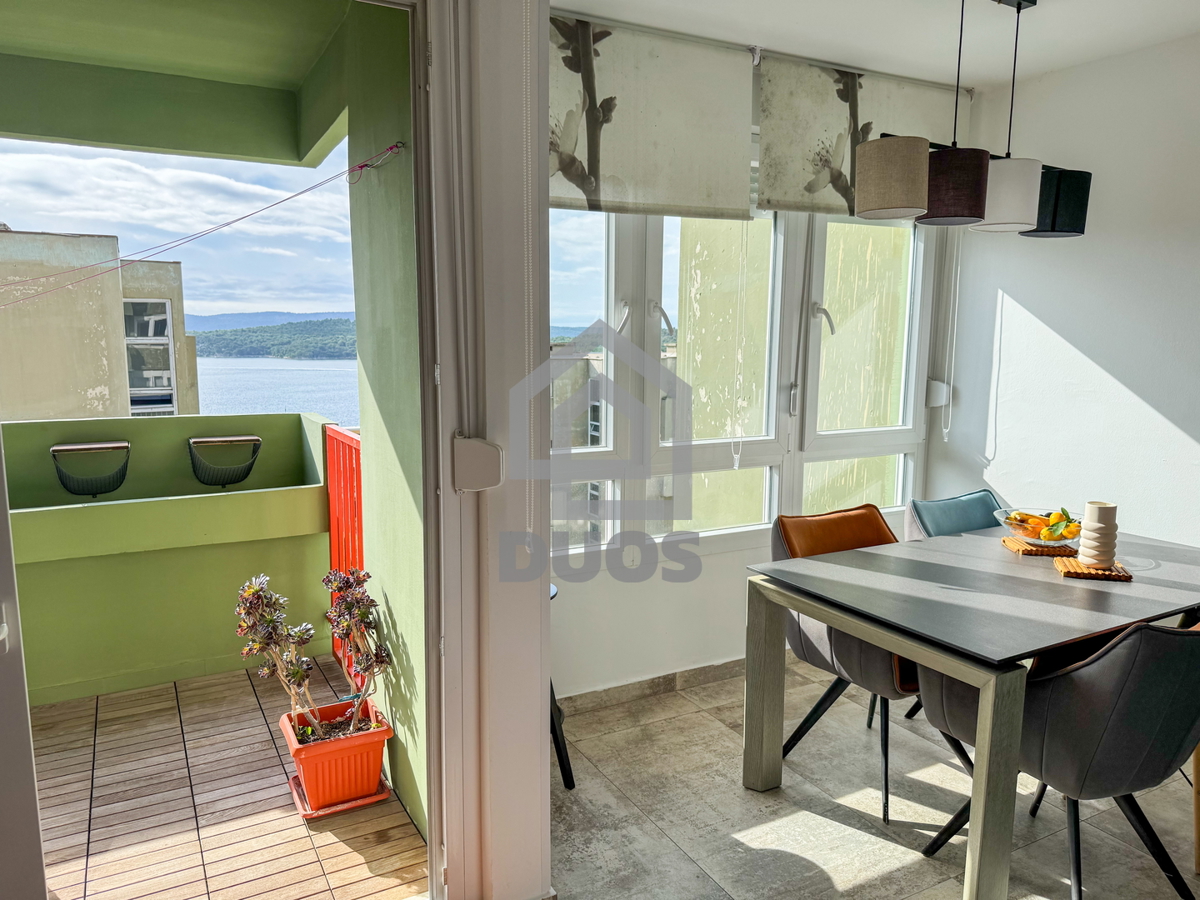 Moderno opremljeno stanovanje v Šibeniku z dvema spalnicama in pogledom na morje