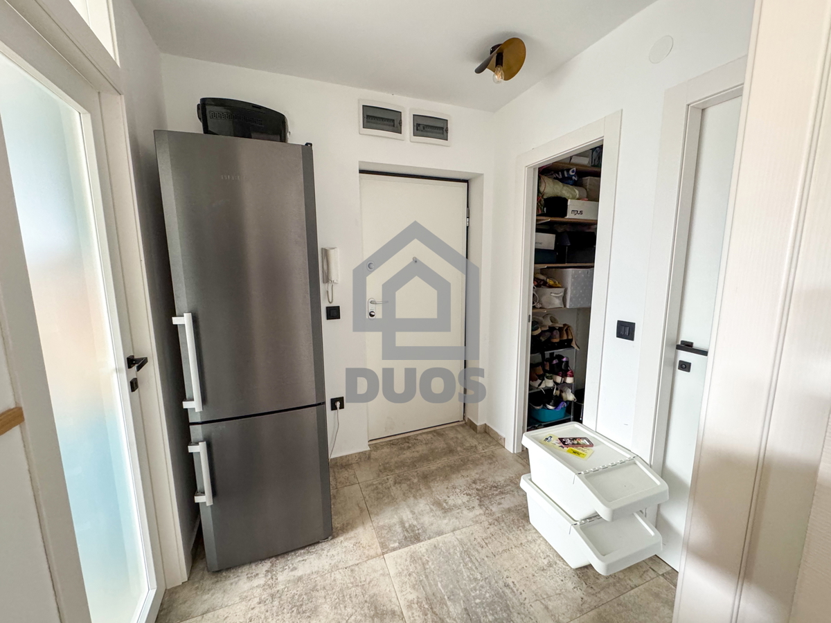 Moderno opremljeno stanovanje v Šibeniku z dvema spalnicama in pogledom na morje