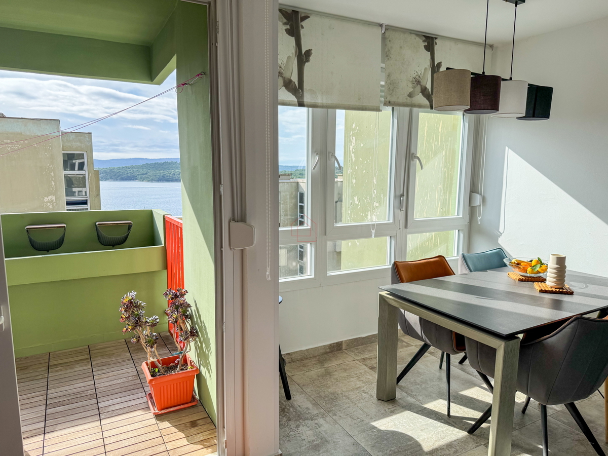 Moderno opremljeno stanovanje v Šibeniku z dvema spalnicama in pogledom na morje