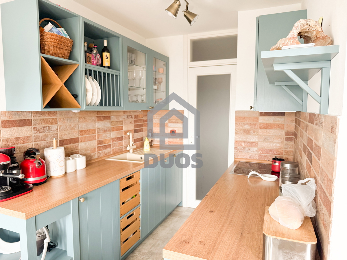 Moderno opremljeno stanovanje v Šibeniku z dvema spalnicama in pogledom na morje