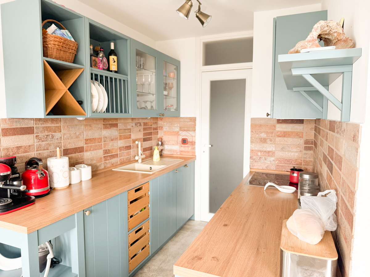 Moderno opremljeno stanovanje v Šibeniku z dvema spalnicama in pogledom na morje