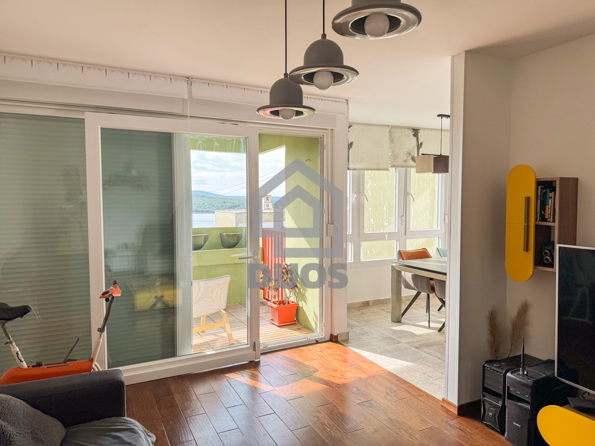 Moderno opremljeno stanovanje v Šibeniku z dvema spalnicama in pogledom na morje