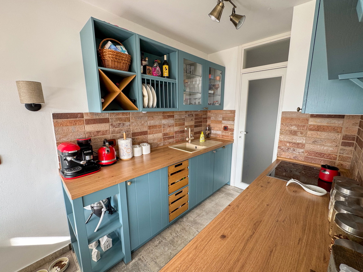 Moderno opremljeno stanovanje v Šibeniku z dvema spalnicama in pogledom na morje