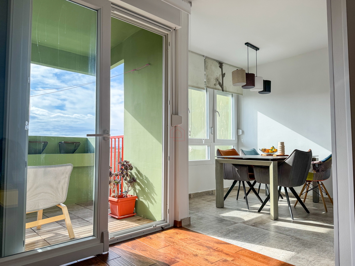 Moderno opremljeno stanovanje v Šibeniku z dvema spalnicama in pogledom na morje