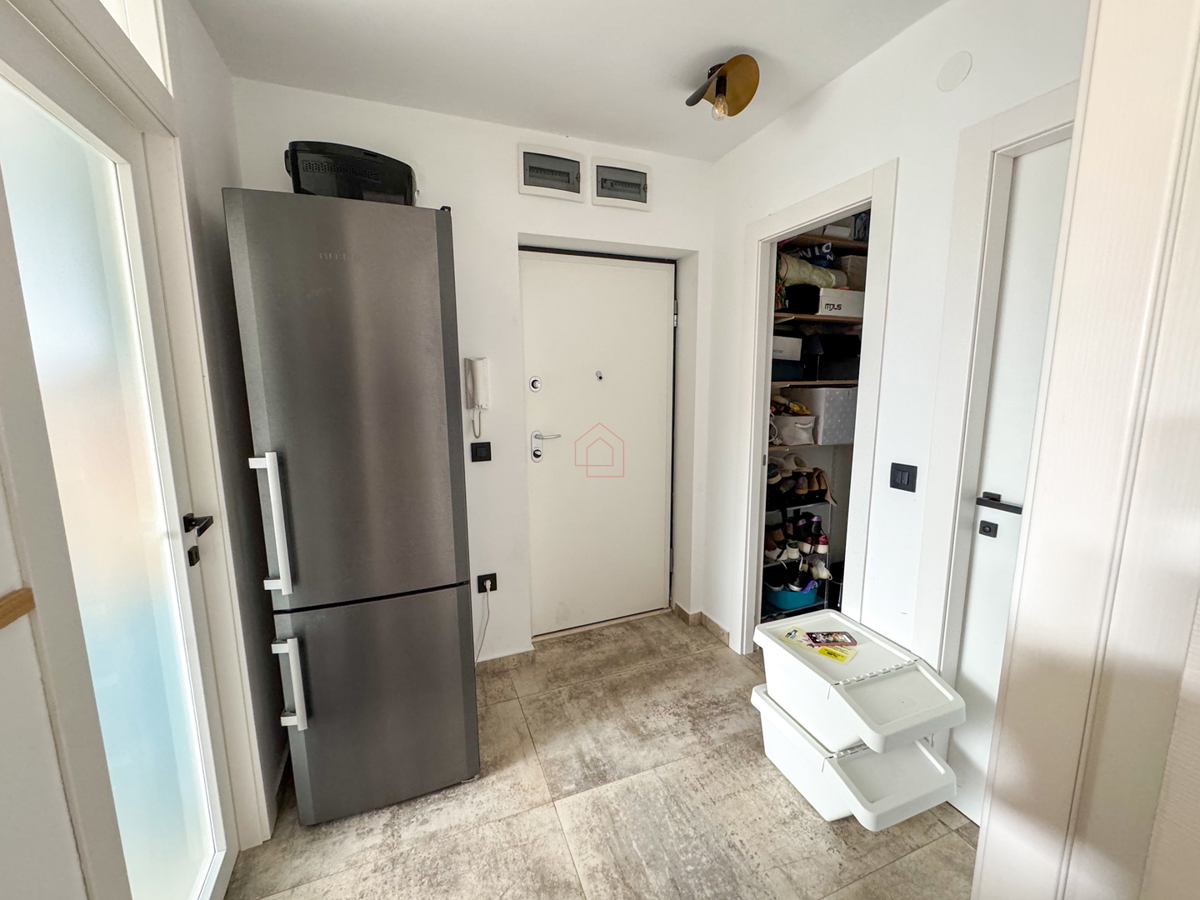 Moderno opremljeno stanovanje v Šibeniku z dvema spalnicama in pogledom na morje