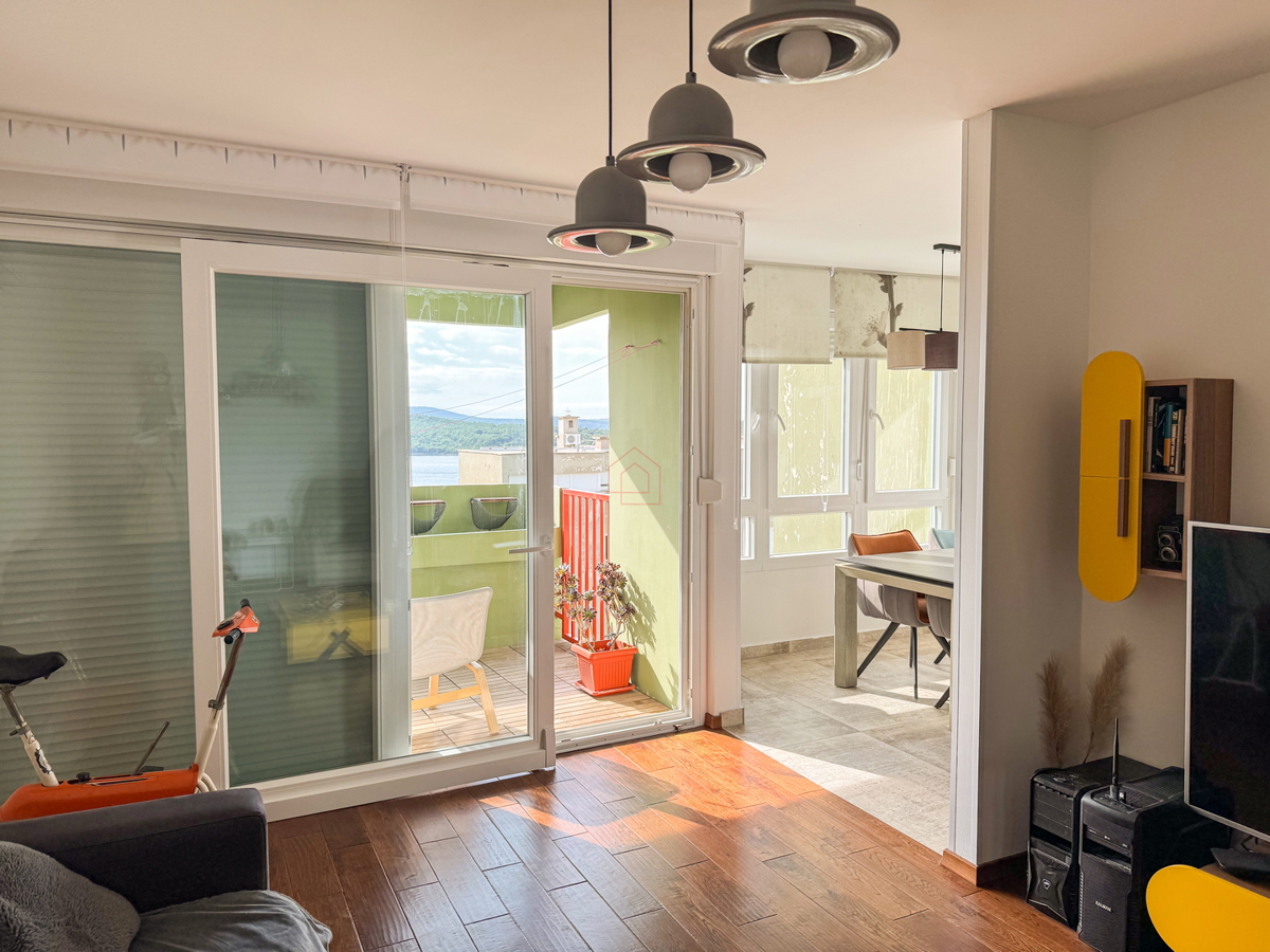 Moderno opremljeno stanovanje v Šibeniku z dvema spalnicama in pogledom na morje