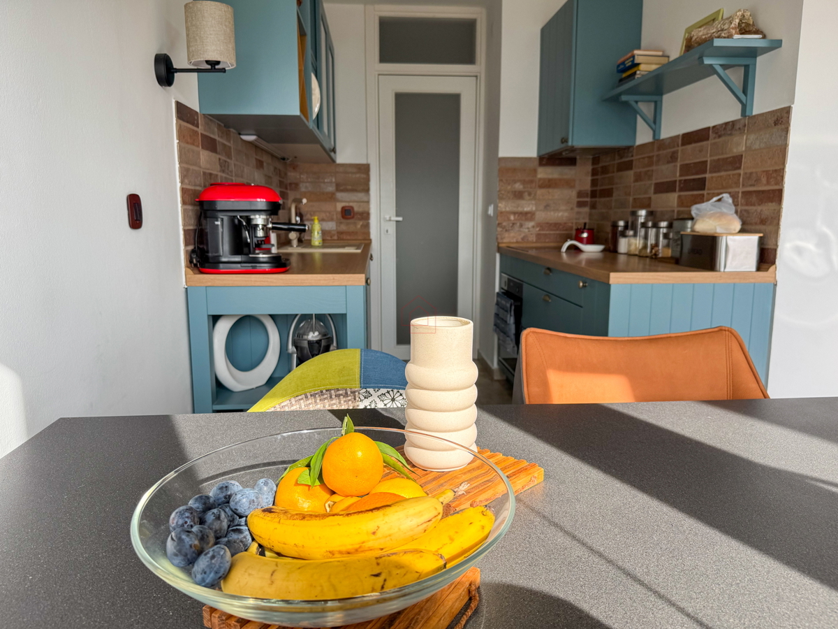 Moderno opremljeno stanovanje v Šibeniku z dvema spalnicama in pogledom na morje