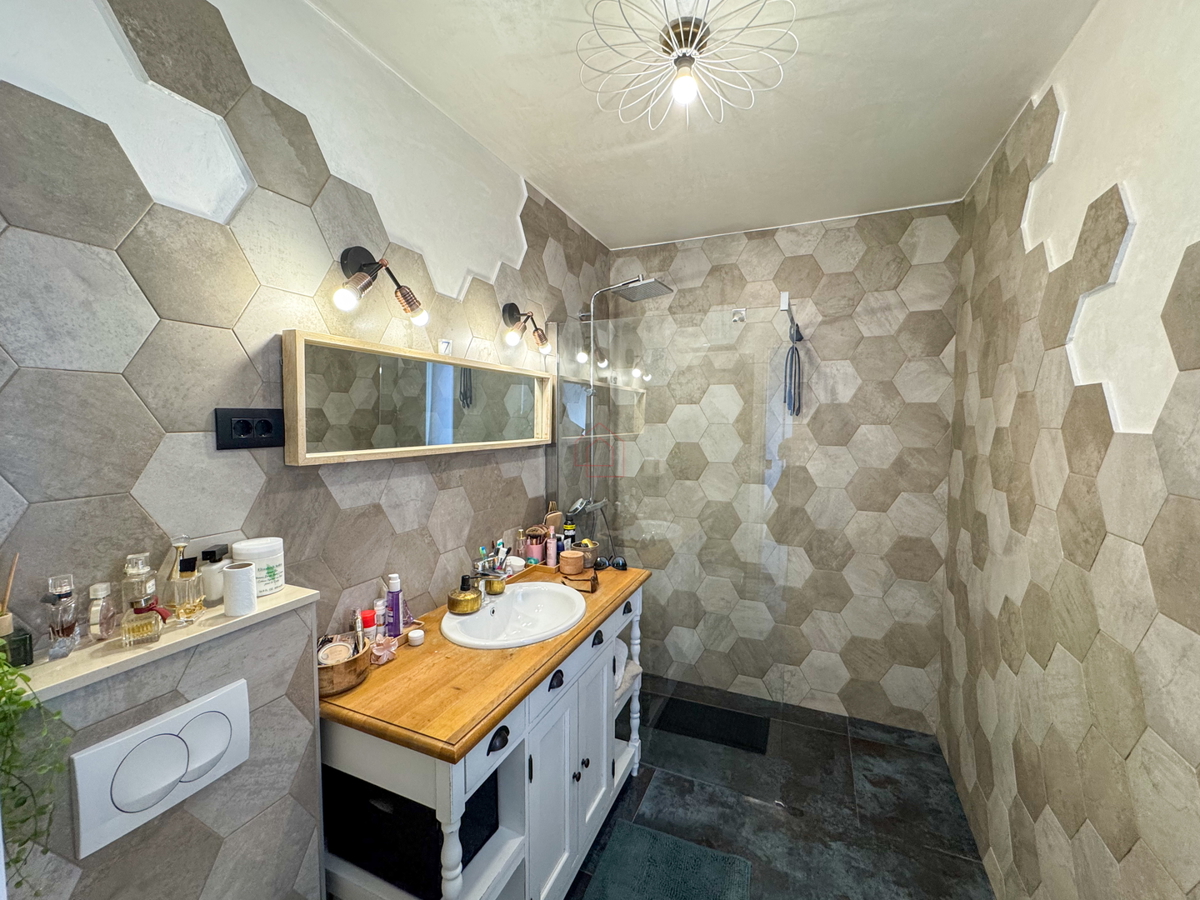 Moderno opremljeno stanovanje v Šibeniku z dvema spalnicama in pogledom na morje