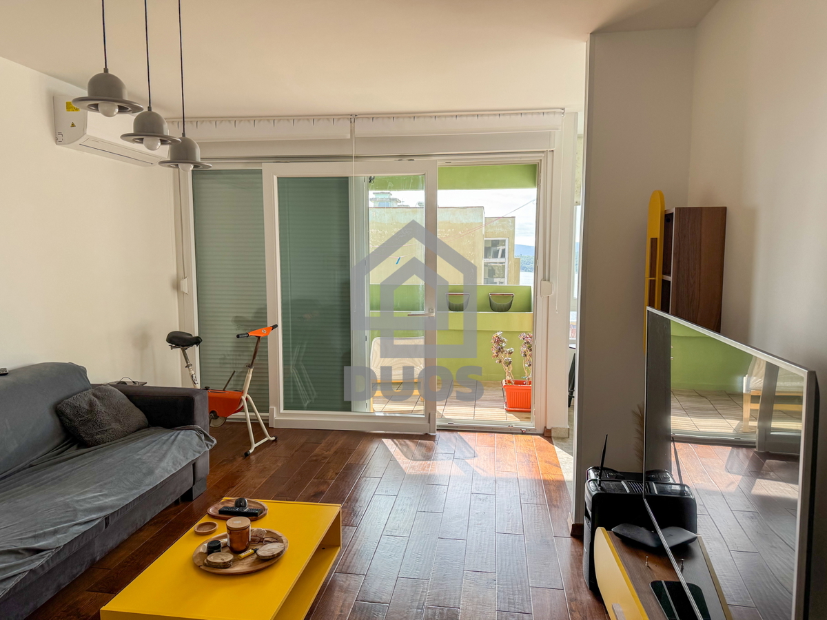 Moderno opremljeno stanovanje v Šibeniku z dvema spalnicama in pogledom na morje