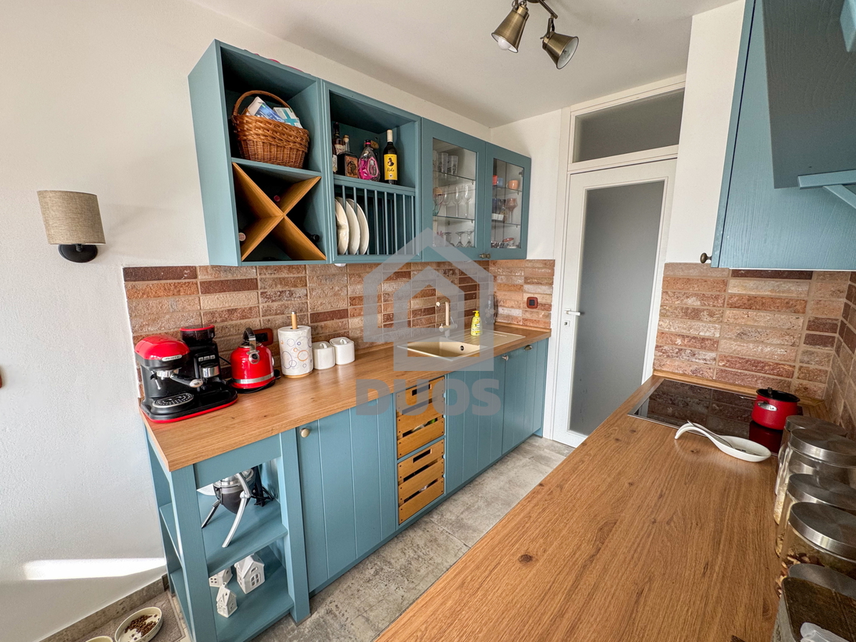 Moderno opremljeno stanovanje v Šibeniku z dvema spalnicama in pogledom na morje