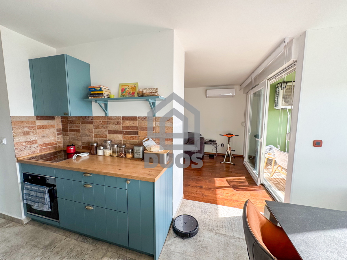 Moderno opremljeno stanovanje v Šibeniku z dvema spalnicama in pogledom na morje