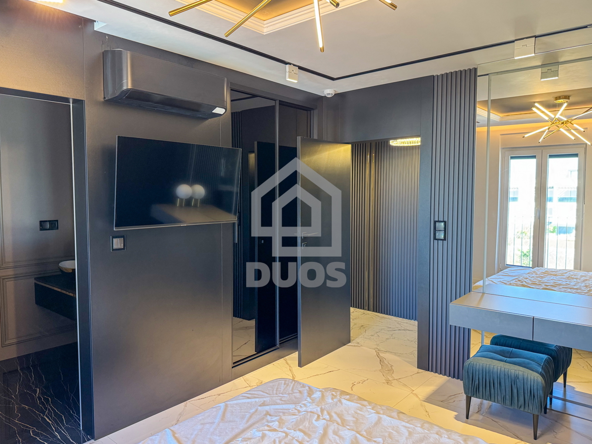 Čudovito stanovanje na vrhu stavbe s strešno teraso tik ob morju