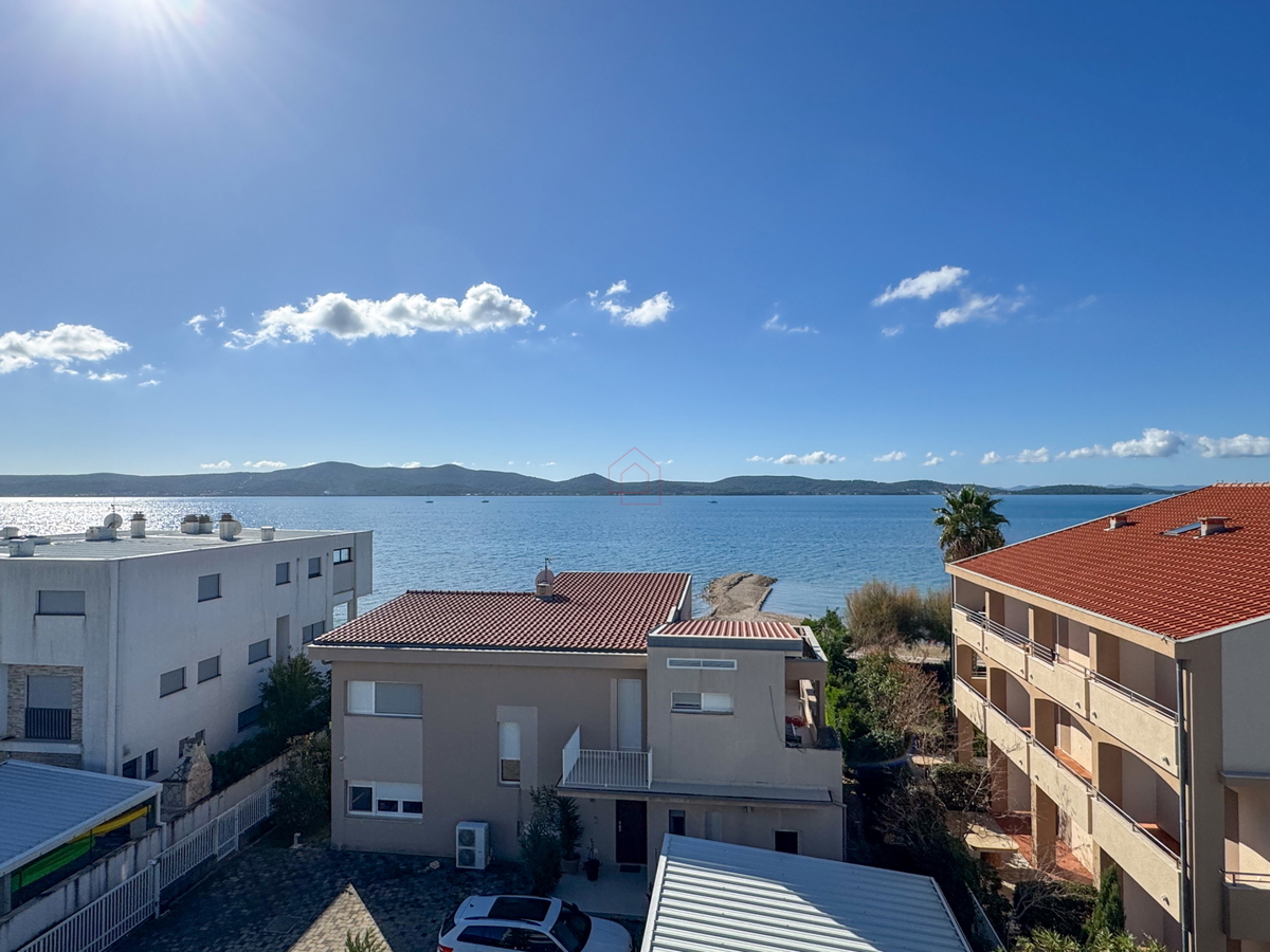 Čudovito stanovanje na vrhu stavbe s strešno teraso tik ob morju