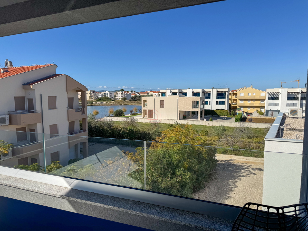 Čudovito stanovanje na vrhu stavbe s strešno teraso tik ob morju