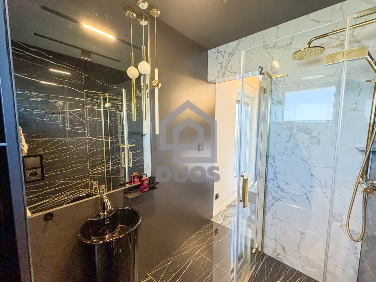 Čudovito stanovanje na vrhu stavbe s strešno teraso tik ob morju