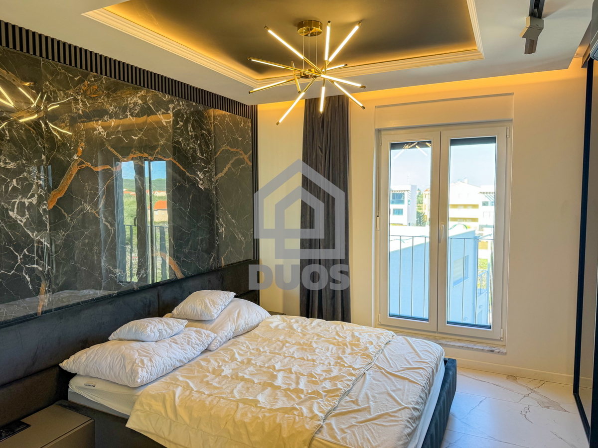 Čudovito stanovanje na vrhu stavbe s strešno teraso tik ob morju