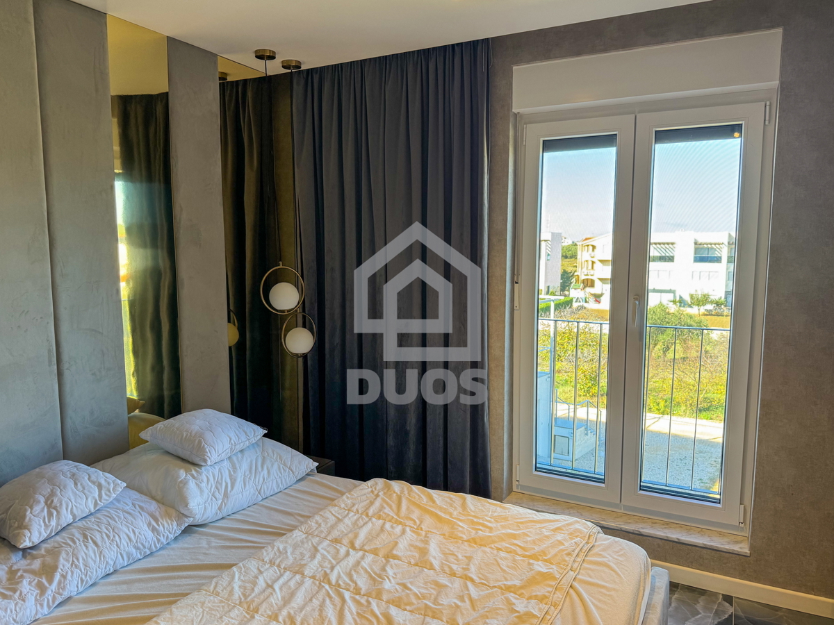 Čudovito stanovanje na vrhu stavbe s strešno teraso tik ob morju