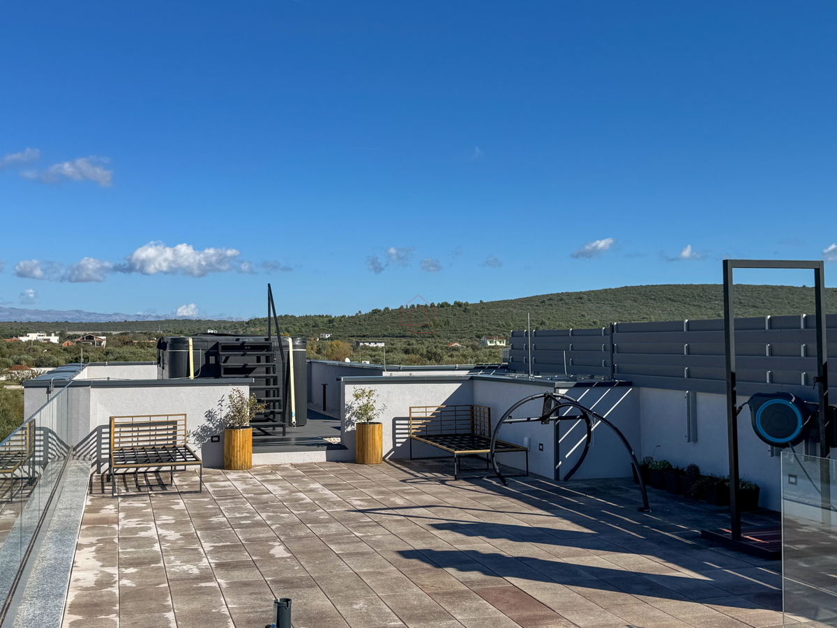 Čudovito stanovanje na vrhu stavbe s strešno teraso tik ob morju