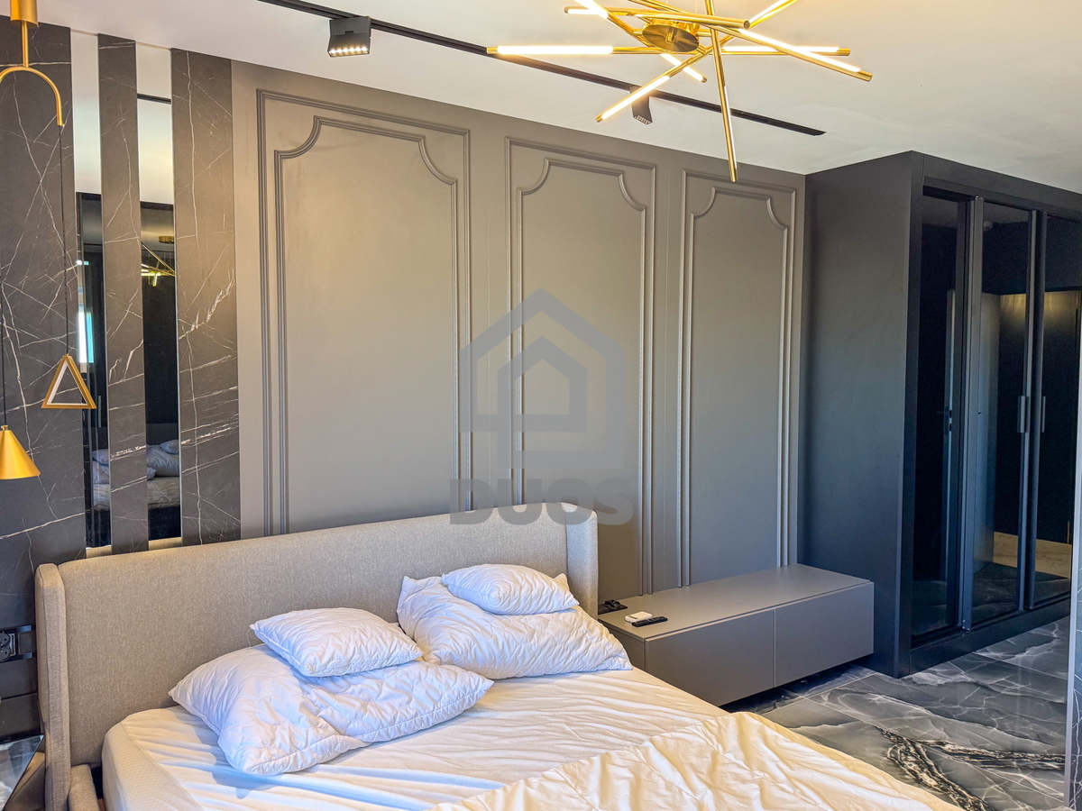 Čudovito stanovanje na vrhu stavbe s strešno teraso tik ob morju