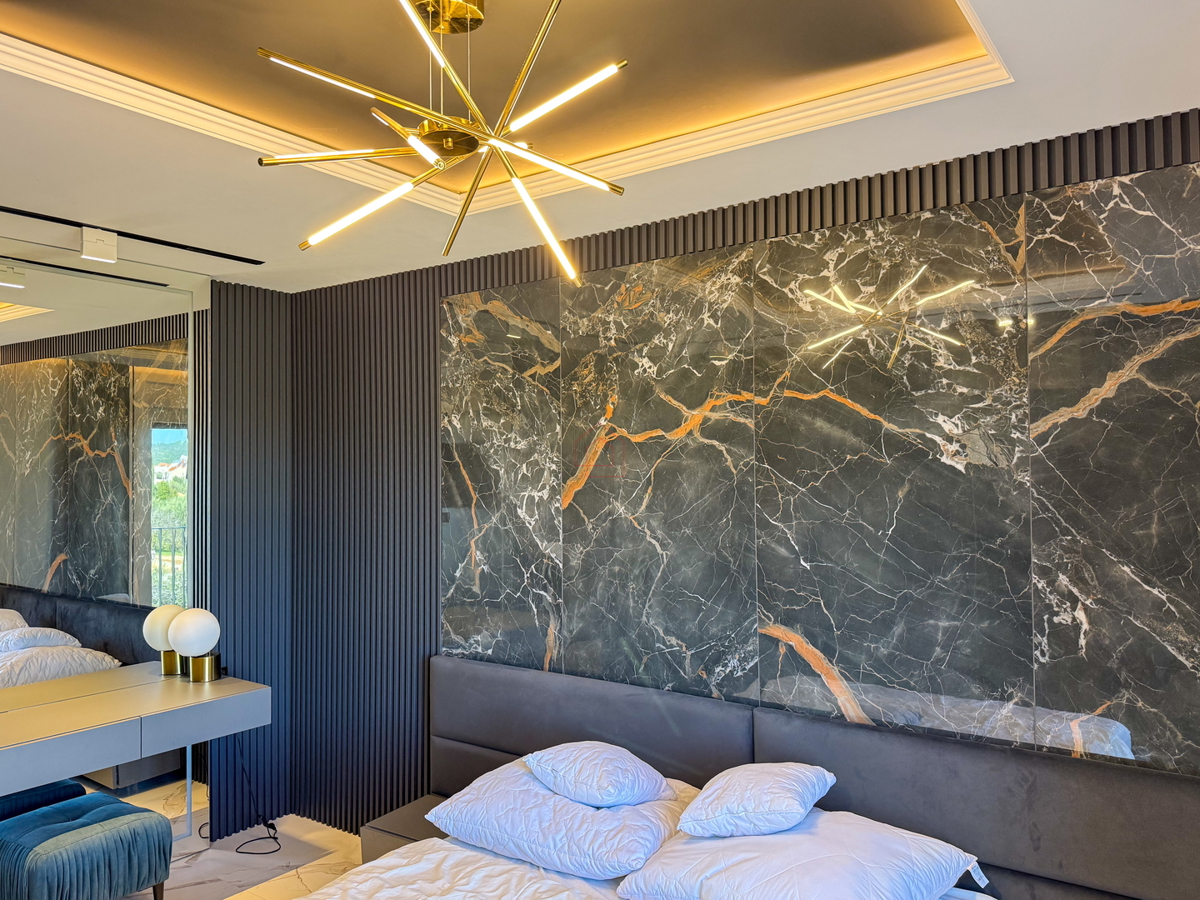 Čudovito stanovanje na vrhu stavbe s strešno teraso tik ob morju