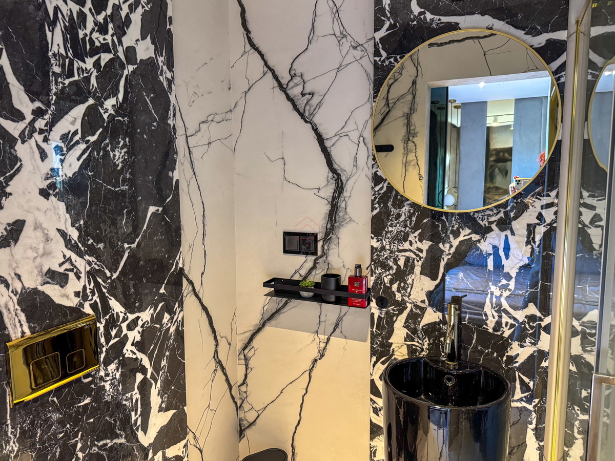 Čudovito stanovanje na vrhu stavbe s strešno teraso tik ob morju