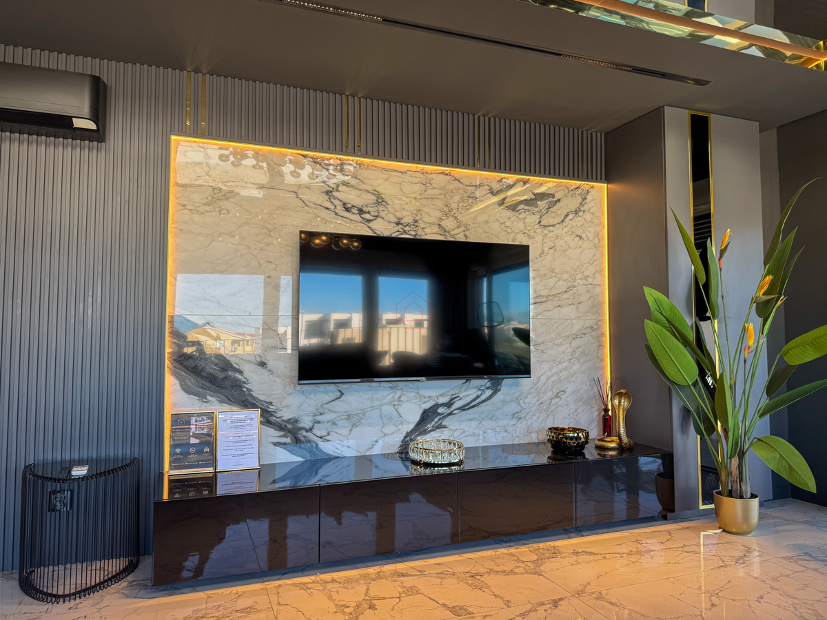 Čudovito stanovanje na vrhu stavbe s strešno teraso tik ob morju