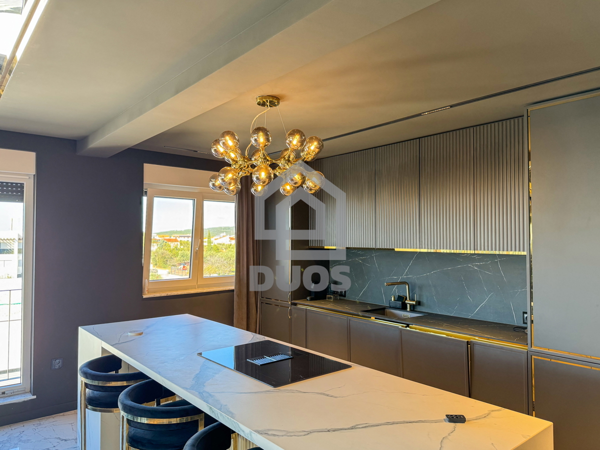 Čudovito stanovanje na vrhu stavbe s strešno teraso tik ob morju