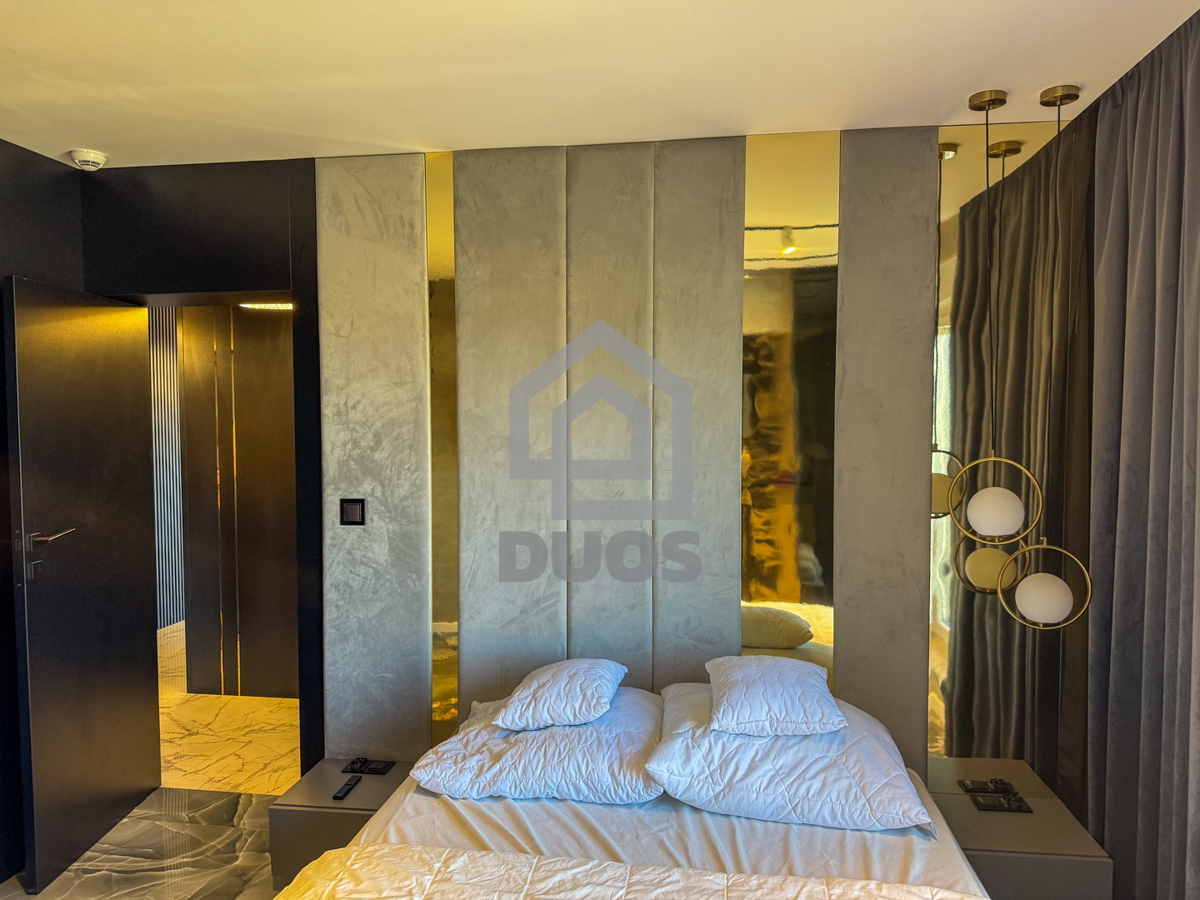 Čudovito stanovanje na vrhu stavbe s strešno teraso tik ob morju