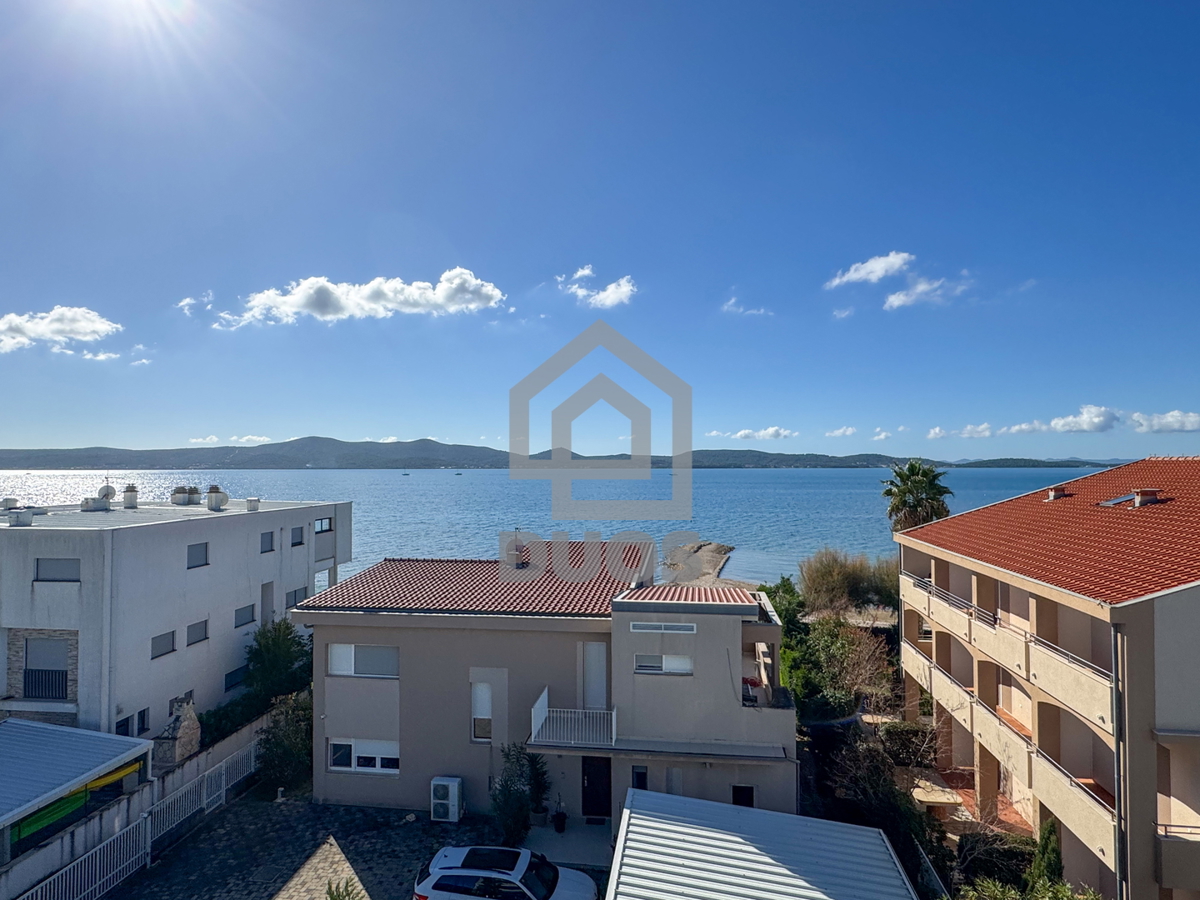 Čudovito stanovanje na vrhu stavbe s strešno teraso tik ob morju