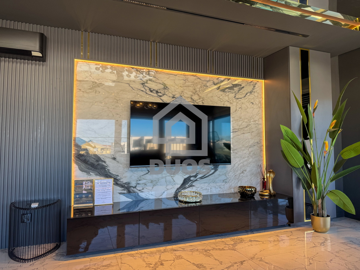 Čudovito stanovanje na vrhu stavbe s strešno teraso tik ob morju