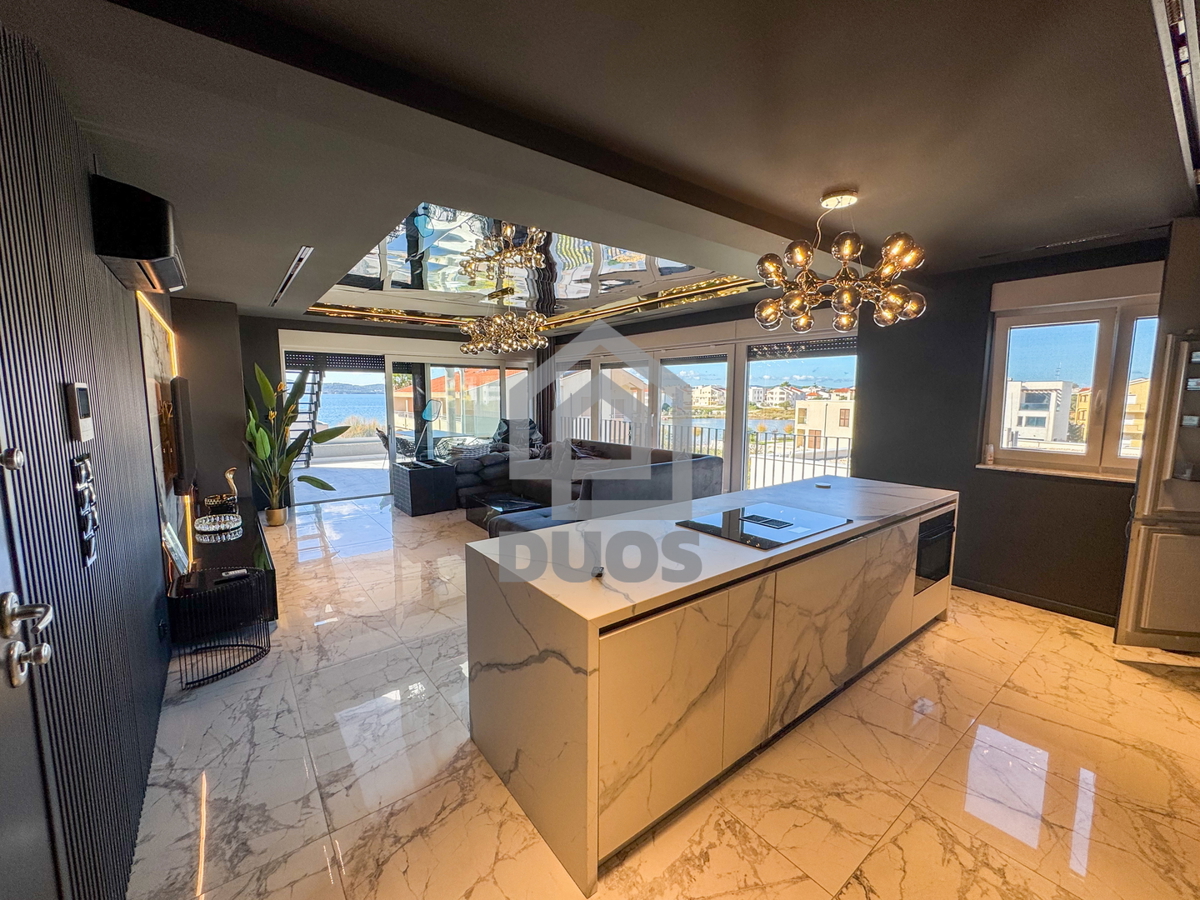 Čudovito stanovanje na vrhu stavbe s strešno teraso tik ob morju