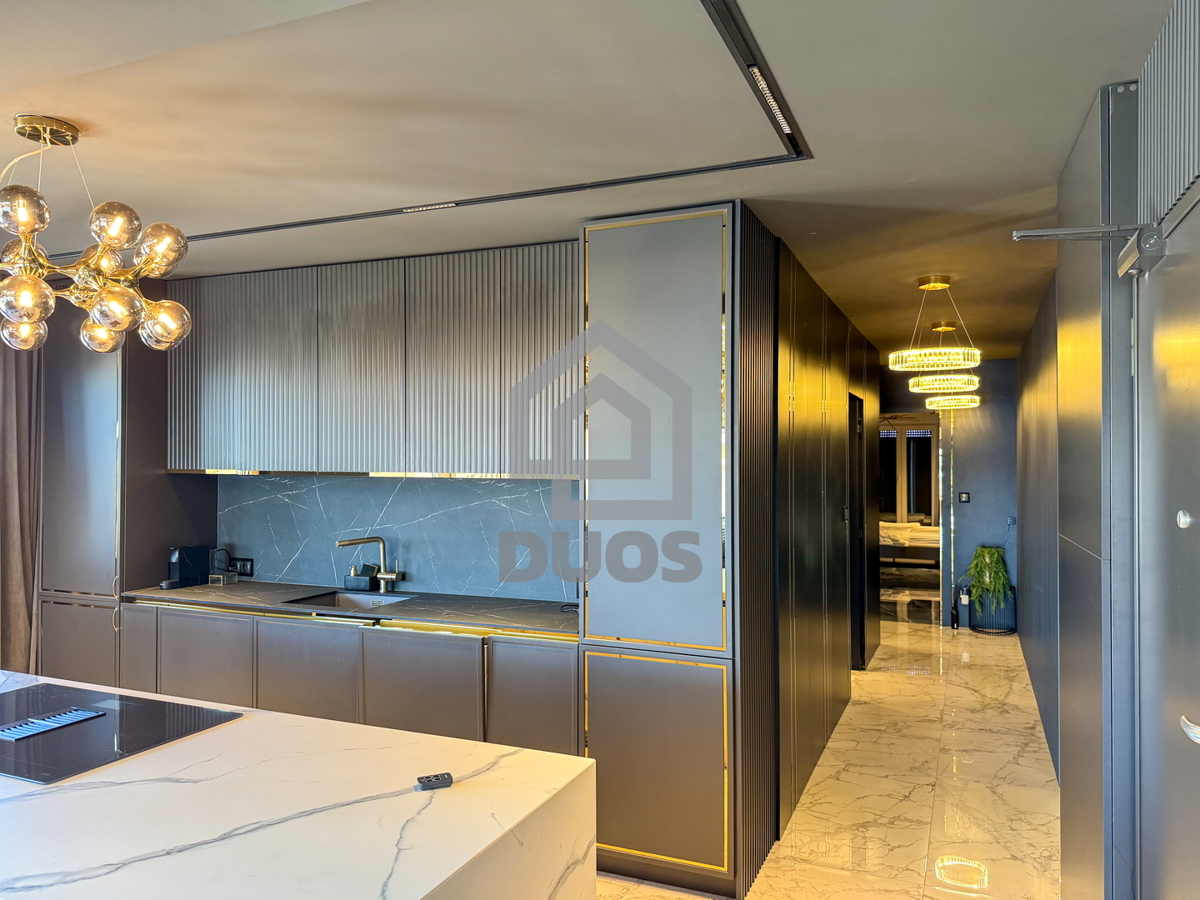 Čudovito stanovanje na vrhu stavbe s strešno teraso tik ob morju